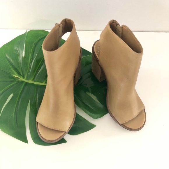 Steve Madden Shoes - Steve Madden “Terra” Leather booties Tan size 6